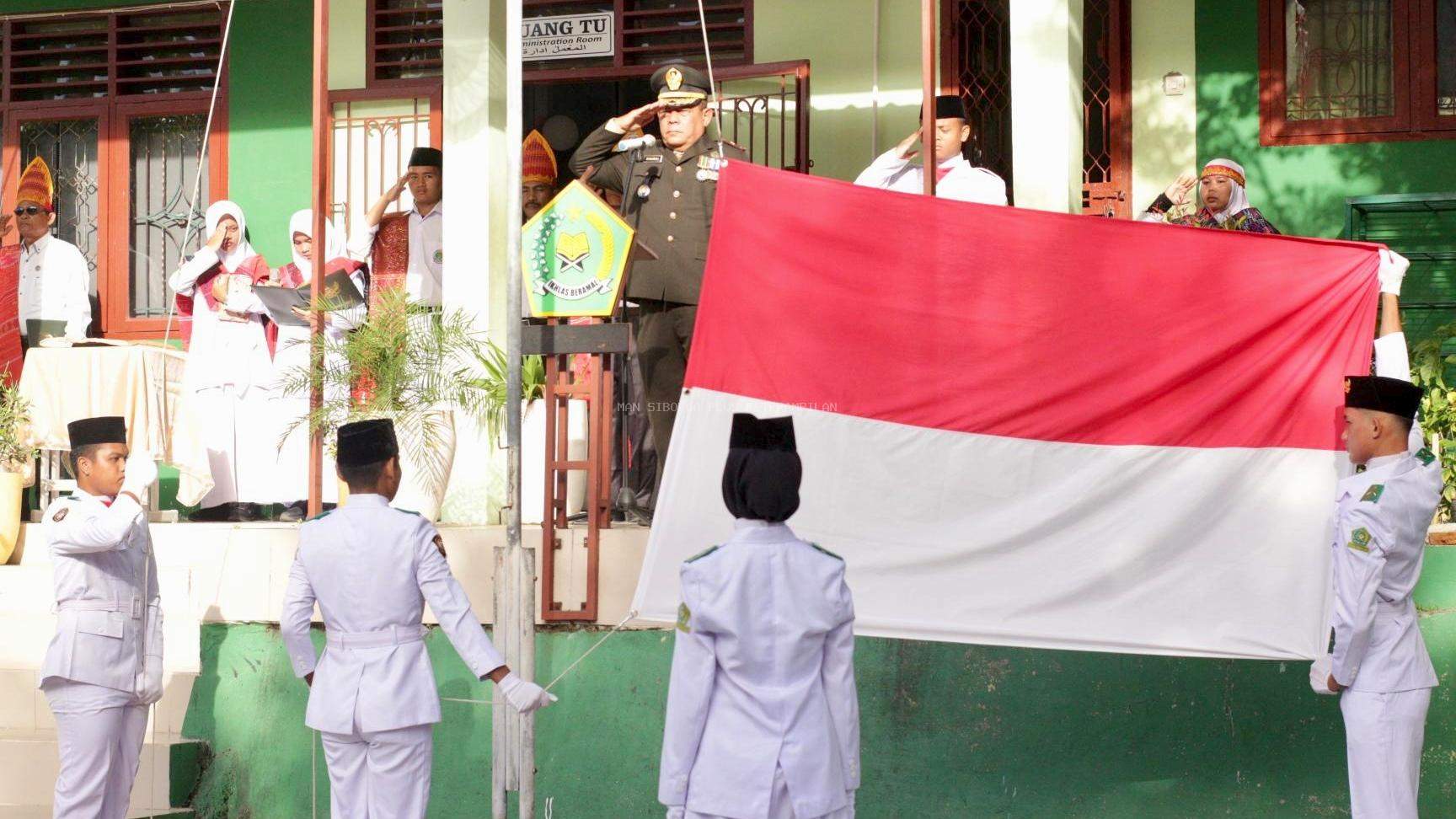 MAN Sibolga Semarakkan HUT ke-81 RI dengan Pakaian Adat